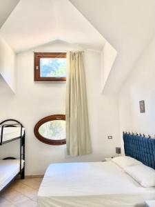 1 dormitorio con cama y ventana en Berenice, en Rio Marina