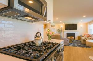 Køkken eller tekøkken på 23 Captain Paine Road East Sandwich - - Cape Cod + 15 billeder