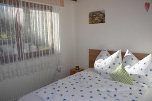 Posteľ alebo postele v izbe v ubytovaní Ferienhus Klus 415