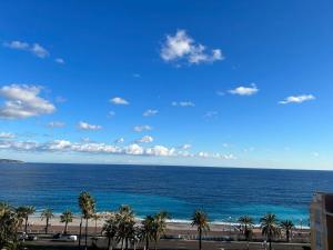 vista sull'oceano da un edificio di Appartement d'une chambre a Nice a 200 m de la plage avec vue sur la mer terrasse et wifi a Nizza