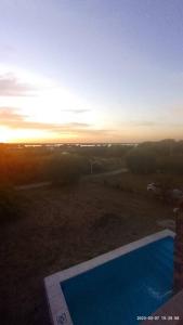 - une vue sur la piscine et le coucher de soleil en arrière-plan dans l'établissement CASA QUINTA CON ESPECTACULAR VISTA Al RÍO, à General Alvear 24 autres photos