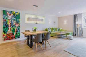 een woonkamer met een tafel en een bank bij Das Maximilian - Feines Landhotel am Schliersee in Schliersee