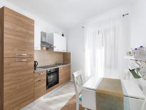 kuchnia ze szklanym stołem i blatem w obiekcie Apartment Tre Cuori by Irundo w Rovinj +5 zdjęć