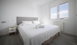 Postel nebo postele na pokoji v ubytování R143 Beachfront Apartment Dorianne + 31 fotografií