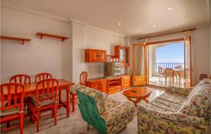- une cuisine et une salle à manger avec une table et des chaises dans l'établissement Nice Apartment In Santa Pola With Outdoor Swimming Pool, à Santa Pola