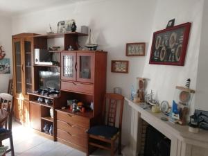 een woonkamer met een bar, een tv en een tafel bij La maison de la mer in Setúbal