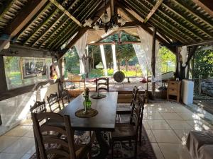 comedor con mesa y sillas en Idyllic Rural peaceful Cottage, en Gorron