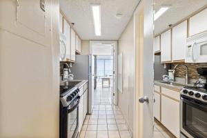 Η κουζίνα ή μικρή κουζίνα στο Ocean Front Comfort 1BR Condo Atlantica