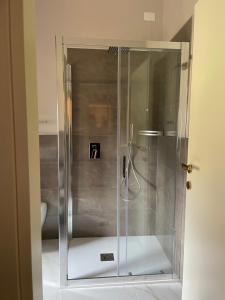 een douche met een glazen deur in een badkamer bij casa Monia in Roe +59 foto's