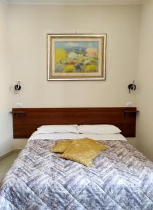 1 cama en un dormitorio con una foto en la pared en Mara's House, en Roma
