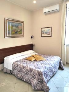 1 dormitorio con 1 cama grande en una habitación en Mara's House, en Roma