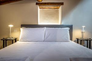 A bed or beds in a room at YiD Lovely Duomo suite Apt