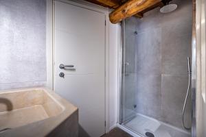 A bathroom at YiD Lovely Duomo suite Apt