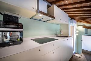A kitchen or kitchenette at YiD Lovely Duomo suite Apt Még 15 kép