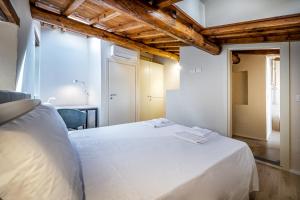 A bed or beds in a room at YiD Lovely Duomo suite Apt