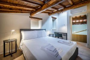A bed or beds in a room at YiD Lovely Duomo suite Apt