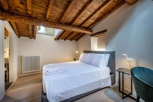 A bed or beds in a room at YiD Lovely Duomo suite Apt
