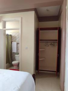 ein Schlafzimmer mit einem Bett und ein Badezimmer mit einem WC in der Unterkunft Iso’s Vacation Rental Apartment #8 in Portsmouth