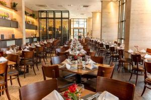 a dining room filled with tables and chairs at HOSPEDE-SE JÁ Cullinan Flat Particular in Brasilia