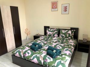 Un dormitorio con una cama con almohadas azules. en Superb apartment Free Underground Parking en Pazardzhik