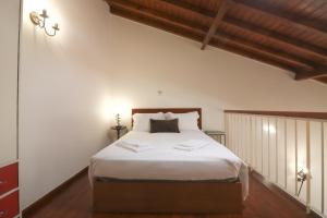 1 dormitorio con 1 cama grande con sábanas blancas en CASA 22 en Lagos