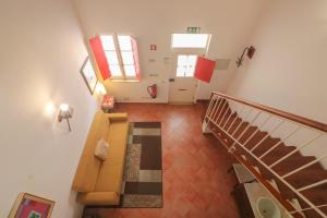 an overhead view of a living room with a couch and stairs at Casa 22 in Lagos