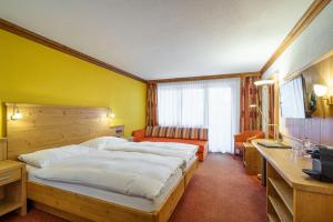 Postel nebo postele na pokoji v ubytování Hotel Alpenroyal