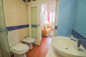 a bathroom with a toilet and a sink at Casa 22 in Lagos +7 photos
