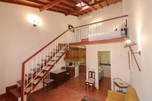 una sala de estar con una escalera en una casa en CASA 22 en Lagos