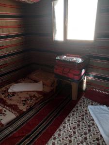 מיטה או מיטות בחדר ב-Feynan wild camp