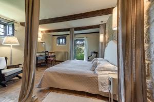um quarto com uma cama grande e uma secretária em Convento San Bartolomeo em Abbadia San Salvatore