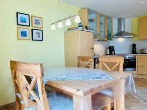 a kitchen with a table and a dining room at Dünenresidenz Karlshagen - Ferienwohnung am Gingsterweg in Ostseebad Karlshagen