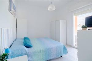 A bed or beds in a room at appartamento centrale con vista Monte Conero