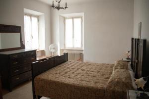een slaapkamer met een bed, een dressoir en een spiegel bij Il Glicine in Falerone