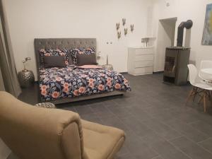 ein Schlafzimmer mit einem Bett, einer Couch und einem Sessel in der Unterkunft Loft in Wien in Wien
