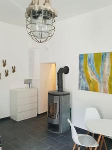 ein Wohnzimmer mit einem Holzofen im Zimmer in der Unterkunft Loft in Wien in Wien