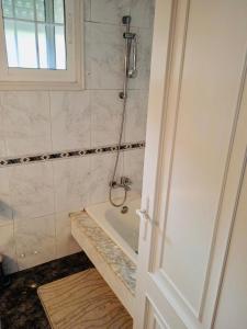 un bagno con doccia e vasca da bagno di Alojamiento Camino Portugues Oia a Villadesuso Altre 39 foto