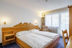Postel nebo postele na pokoji v ubytování Hotel Alpenroyal