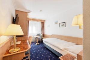 Postel nebo postele na pokoji v ubytování Hotel Alpenroyal