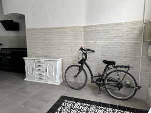 een fiets staat geparkeerd naast een stenen muur bij Dulces Sueños Ruzafa in Valencia
