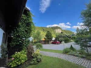 um jardim com um carro estacionado ao lado de uma casa em Willa Pod Bocianem em Ojców