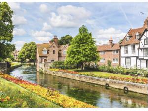 eine Gruppe von Häusern und ein Fluss in einer Stadt in der Unterkunft Arthouse Canterbury-Free Secure Parking in Canterbury