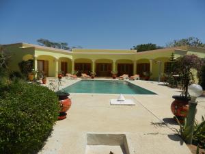 ein Haus mit einem Pool im Innenhof in der Unterkunft Villa au Tamtam in Gandigal