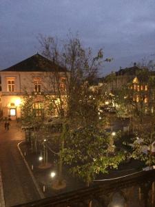 widok miasta nocą ze światłami w obiekcie Appartement Coeur de Ville w mieście Chinon