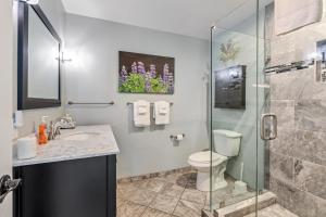een badkamer met een toilet en een glazen douche bij Lake View Oasis - Pet-Friendly Home with 2 Decks home in Groveland