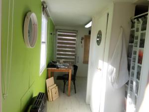 a room with a desk and a green wall at CONTAINERS-CASA in Ushuaia