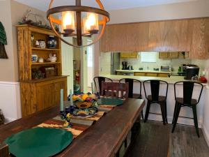 Köök või kööginurk majutusasutuses Peaceful Rivers Edge On Tenderfoot With High Speed Wifi