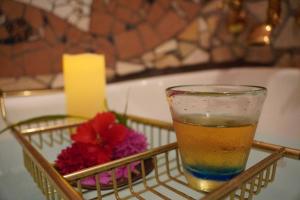 een kaars en een glas op een tafel met een kaars bij 土と音の旅チオンの家 in Onna