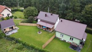 uma vista aérea de uma casa com um quintal em Apartameny Wiktoria i Nikola w Karwiku em Pisz