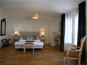 Giường trong phòng chung tại Hôtel De L'Amphithéâtre